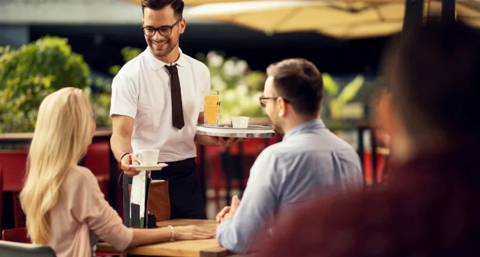 Man die werkt in de horeca