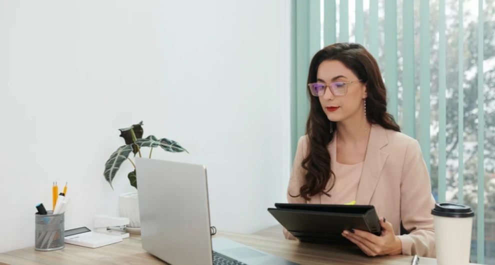 vrouw die in HR werkt