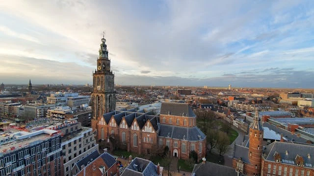 skyline van groningen bij zonsondergang