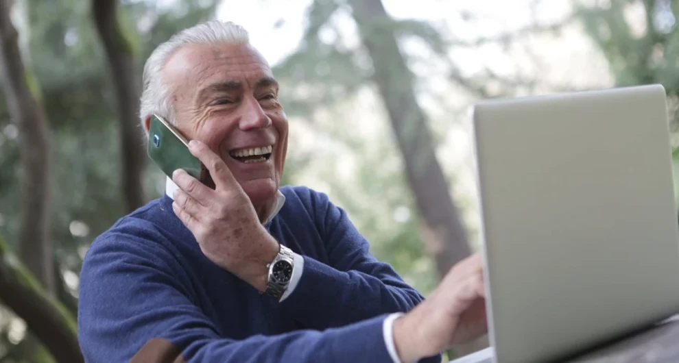 Werkgever en werknemer schudden handen in een Drents bedrijf