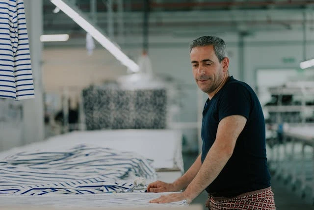 Productiemedewerker aan het werk in Friesland