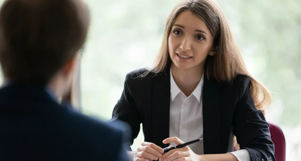Vrouw in sollicitatiegesprek