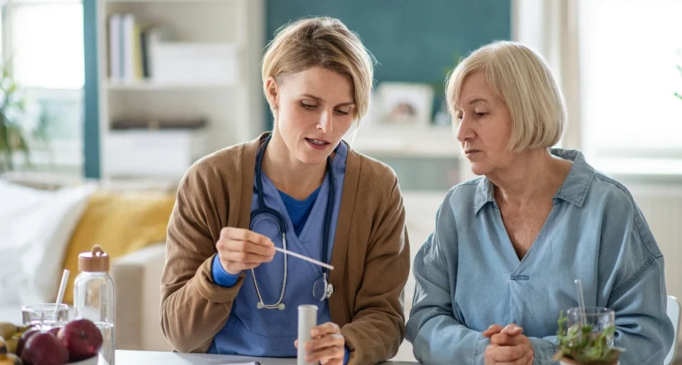 vrouw aan het werk in ouderenzorg