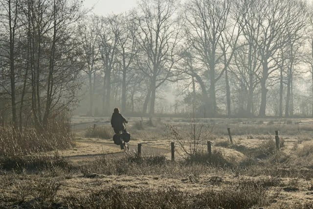 Werkzoekende loopt bij station Assen op weg naar een sollicitatie