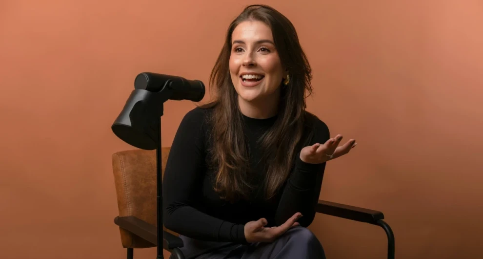 Lachende vrouw op werk